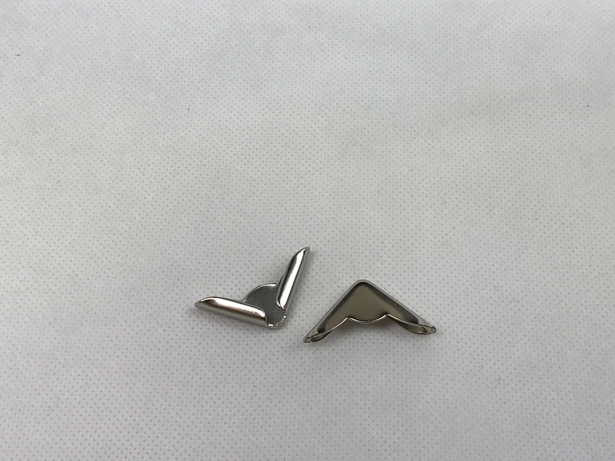 2 Buchecken vernickelt 2 Buchecken vernickelt